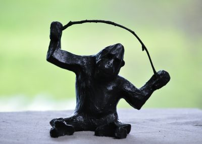 schimpanzé-noir-branche-jeux-bronze-patine-sculpture-animalière-sculpteur-Telque-formation-jouer-chris-lille-france-créer-imaginaire