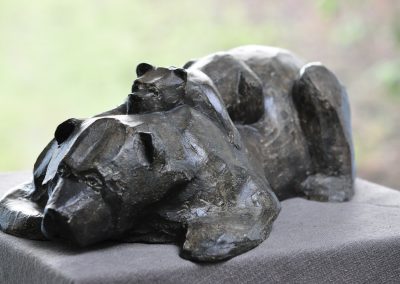 Ours-maternité-dos-sieste-étalé-maman attentive-lacher-prise-repos-apprentissage-parents-héros-bronze-patine-noire-fatigue-chris-telque-sculpteur-animal-animalier-métaphore-chris-telque-sculpteur-france-