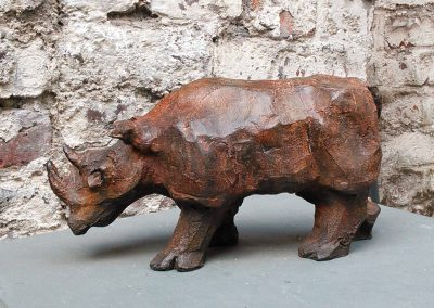 Rhinocéros-patine-rousse-2-corne-volontaire-direction-déterminisme-volonté-telque-chris-sculpteur-animalier-france-lille-émotions-art-thérapeutique