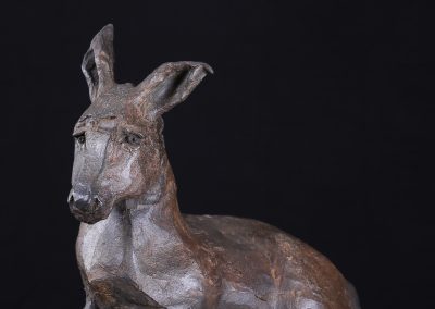 ane-triste-marron-bronze-assis-oreilles-baissées-sculpteur-telque-mélancolie-introspection-émotions-sculptor