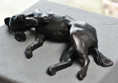 chien-couché-appel-caresse-patine-noire-setter-chasse-fidélité-sculpteur-animalier-chris-telque-sculpteur-france-lille