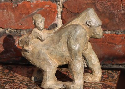 Singe_maternité_petit_sur_dos_education_constructive_curiosité_enfant_apprentissage_danger_rouge_vert_bronze_sculpture_sculptur_Telque