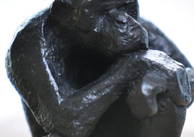shimpanzé_monkey_bronze_noir-singe_assis_bras_croisés_